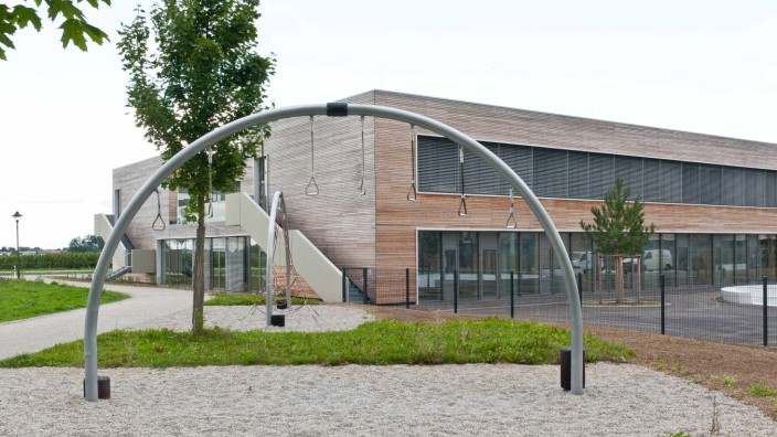 Bildung: Premiere im Bergfeld: Sowohl in die neue Poinger Grundschule als auch in die angrenzenden Kita-Räume ziehen erstmals Schulklassen ein.
