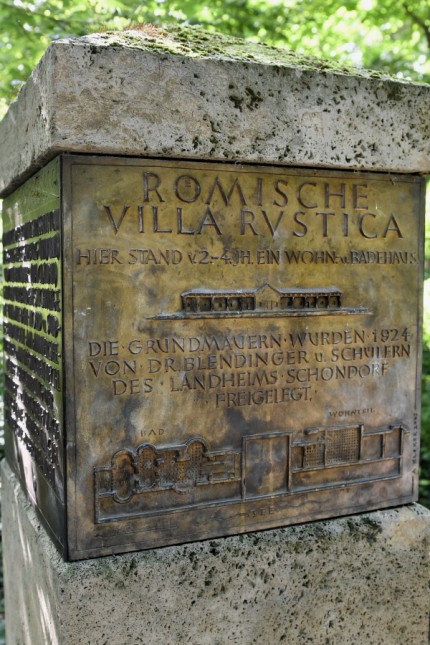 Schondorf am Ammersee: Ein Gedenkstein erinnert an die erste Ausgrabung der "Villa Rustica" am Westufer des Ammersees.