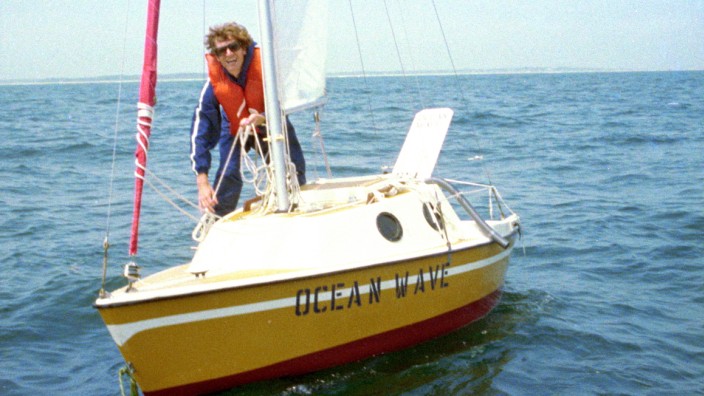 Dem Geheimnis  auf der Spur: Bas Jan Ader beim Stapellauf der Ocean Wave in Catham Harbor, Massachusetts im Juli 1975.