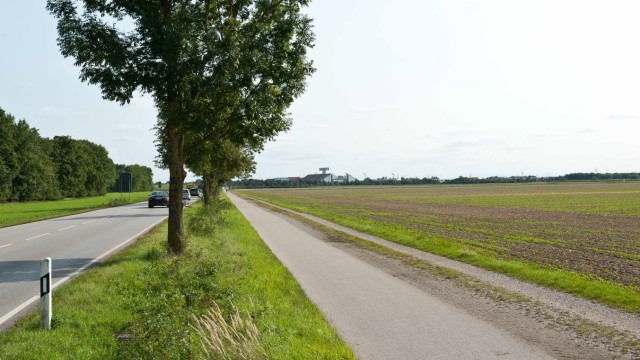 Vaterstetten: Auf dem Grundstück nördlich der A94 könnte BMW Platz finden. Lange war hier ein interkommunales Gewerbegebiet geplant.