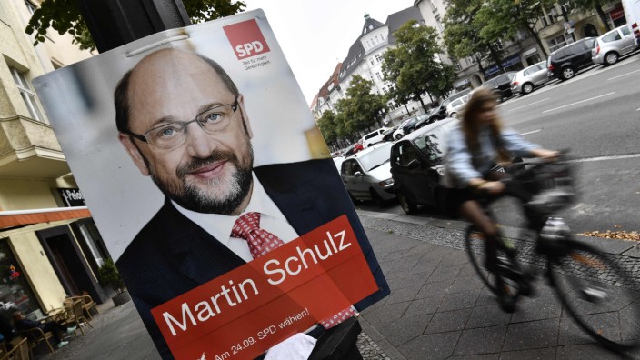 Bundestagswahlkampf: Eine Frau radelt an einem Wahlplakat für Martin Schulz in Berlin vorbei.