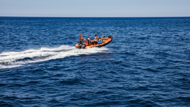 Starnberg: Vor der Küste Libyens suchen die Ehrenamtlichen in Not geratene Flüchtlinge.