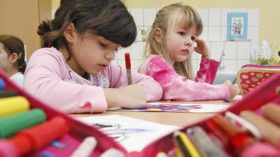 Iglu: Diskussion um Grundschule: Grundschüler: Nur in Deutschland und Österreich werden Kinder bereits im Alter von neun oder zehn Jahren auf verschiedene Schularten aufgeteilt.