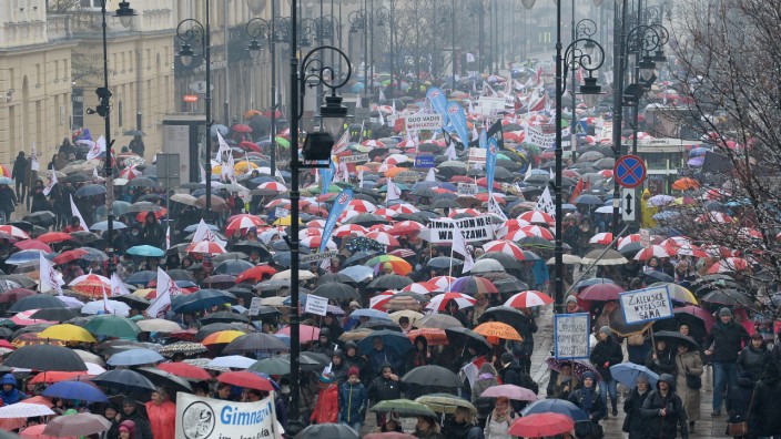 Schulreform: Der Protest in den Straßen Warschaus im November war vergeblich: Die PiS-Regierung hat ihre Schulreform gegen alle Widerstände durchgesetzt.