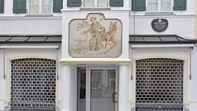 Der Wandel des Einzelhandels: Heruntergelassene Gitter: Die einstige Apotheke im traditionsreichen Haus Bausewein an der Schöngeisinger Straße.