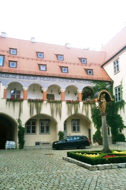 Bustour in die Vergangenheit: Der Innenhof von Schloss Hegnenberg.