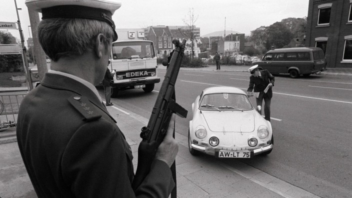 Schwerbewaffnete Polizisten kontrollieren im Rahmen einer Ringfahndung nach den Mördern von Hanns Ma; imago52063649h
