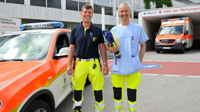 Unterwegs mit Notarzt und Rettungsassistent: Wenn Florian Lechelmayr und Alfred Schallerer (im hellblauen Hemd) mit Blaulicht durch München jagen, machen nicht alle rechtzeitig Platz.