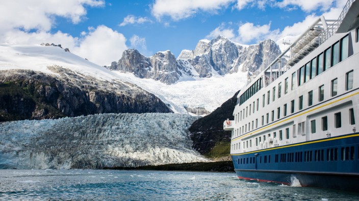 Kreuzfahrt in Patagonien: Wenn sich gigantische Teile des Pia-Gletschers im Beagle-Kanal lösen, kommt das Schiff leicht ins Schaukeln.