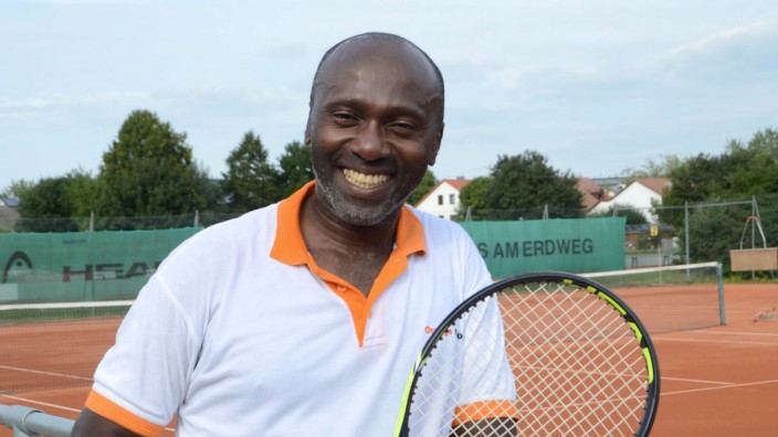 Erdweg: "Hier bin ich sofort zu 200 Prozent aufgenommen worden", sagt Joseph Ndogmo, der im Erdweger Ortsteil Welshofen wohnt. Er ist Jugendwart im Tennisverein, Mitglied im Pfarrgemeinderat und Vereinen.