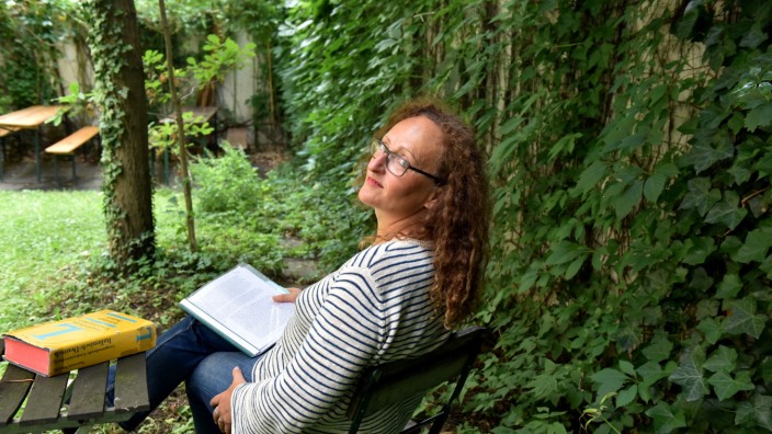 Verlag: Ihre Liebe zum Wort, "zu originellen Charakteren mit Falten, Furchen und Rissen" begleitet Brigitte Korn-Wimmer überallhin - auch in den Garten.