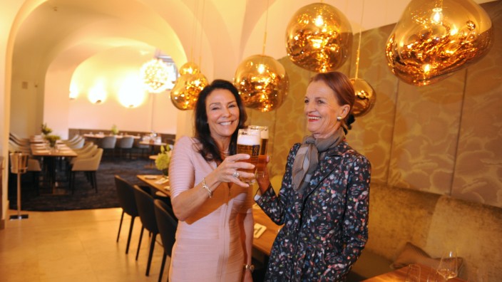 Neues Lokal "Museum": Bei der Ausschreibung hat sich die Edith-Haberland-Stiftung. Ihre Chefin Catherine Demeter (links) hat die neuen Räume des Restaurants vorgeführt - zusammen mit Museumsleiterin Renate Eikelmann.