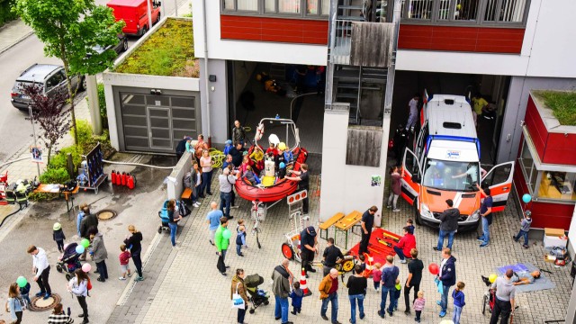 Neubiberg / Pullach: Die Besucher konnten bei der Veranstaltung unterschiedliche Einsatzfahrzeuge wie Rettungswagen oder Motorboot aus der Nähe inspizieren.