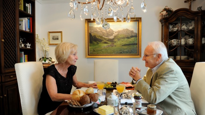Bundestagswahl 2002: Vor 15 Jahren frühstückte Edmund Stoiber an diesem Tisch mit Angela Merkel. Seine Frau Karin erfuhr erst am Ende, was auf ihre Familie zukommen würde.