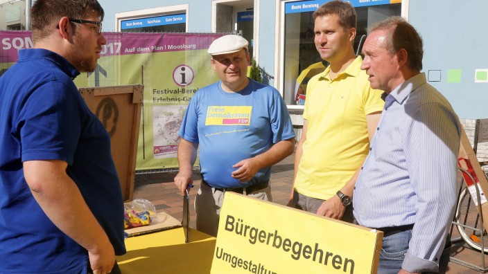 Mein Freising: Thomas Neudert (dritter von links) am Stand der FDP.
