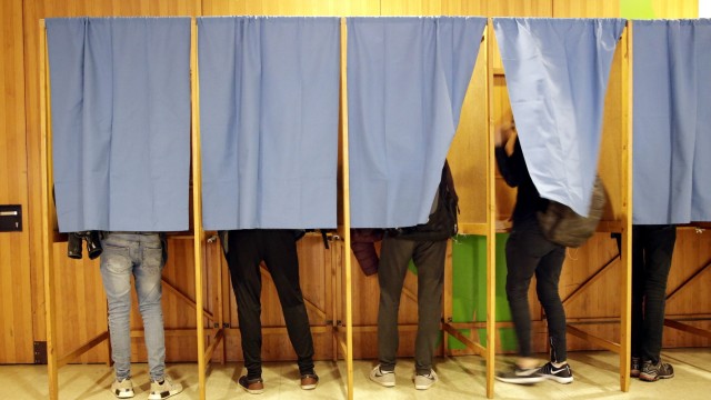 Probeabstimmung für Jugendliche: In diesen Wahlkabinen konnten Zehntklässler am Freitag ihr Stimmen angeben. Die zählen allerdings nicht - richtig wählen darf man erst ab 18.
