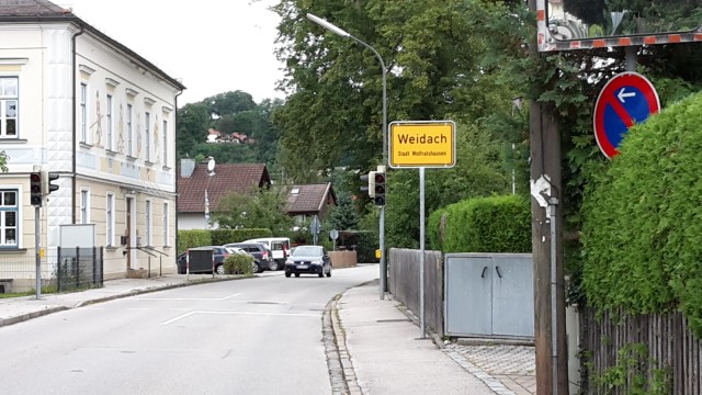 Wolfratshausen: Das hat der Bürgermeister nicht bedacht: Das Ortsschild erhöhte ausgerechnet vor der Grundschule das Tempolimit von 30 auf 50 - so lange es stand.