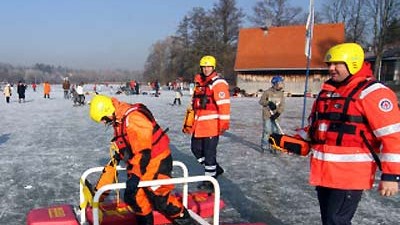 Seen in Bayern: Mehr als zwei Dutzend Menschen sind am Wochenende auf bayerischen Seen eingebrochen.