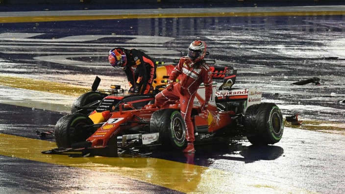 Grand Prix von Spanien: Nicht selten am Tatort, wenn zwei Rennfahrer gleichzeitig aus ihren Autos klettern: Max Verstappen (links, mit Kimi Räikkönen in Singapur).