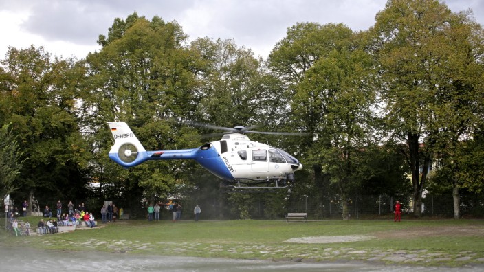 Wolfratshausen: Der Hubschrauber der Polizei, der nachmittags an der alten Floßlände landete, war für viele Besucher der Höhepunkt des Tags der offenen Tür bei der Wolfratshauser Feuerwehr.