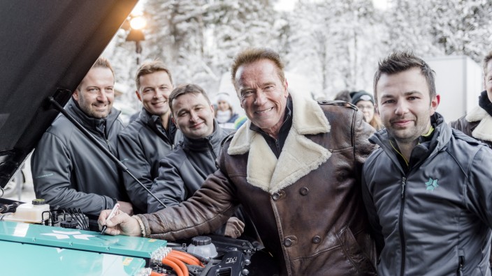 Batterien: Schwarzenegger mit den Machern von Kreisel, von denen die Batterien seiner Mercedes G-Klasse stammen; darunter sein Neffe Patrick (2. von links).