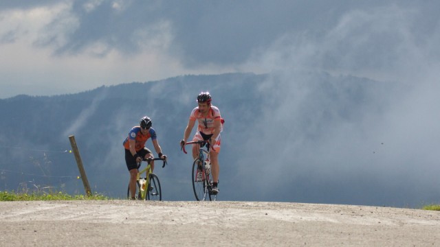 Radfahren im Schwarzwald: Die Bergrouten im Südschwarzwald fordern Rennradler manchmal ebenso sehr wie die großen Pässe in den Alpen.