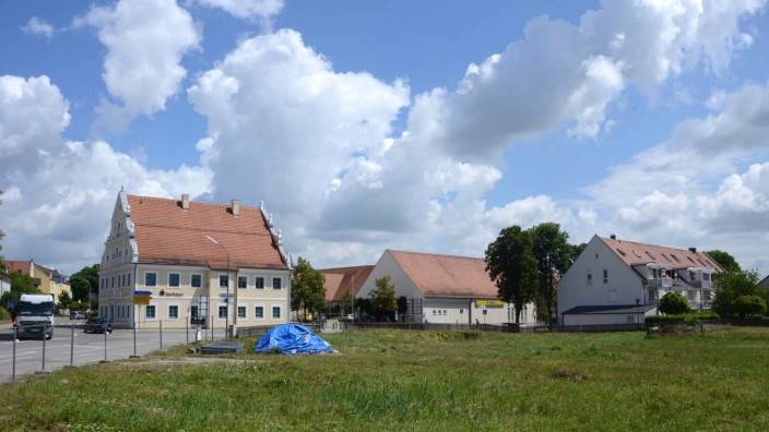 Gestaltung des Zentrums: Die Ortsmitte mit dem Pertrichhof (links) ist zurzeit nur eine verwilderte Wiese in Petershausen.