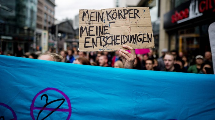 Deutschland Berlin 16 09 2017 Gegendemonstranten stehen hinter einer Absperrung Unter dem Motto