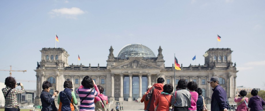 Merkel oder Schulz?: Touristen besichtigen das Reichstagsgebäude in Berlin