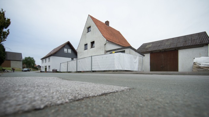 Kriminalität: Wegen der brutalen Misshandlungen, die hier stattfanden, wurde dieses Haus in Höxter (hier 2016) in den Medien bald als "Horrorhaus" bezeichnet.