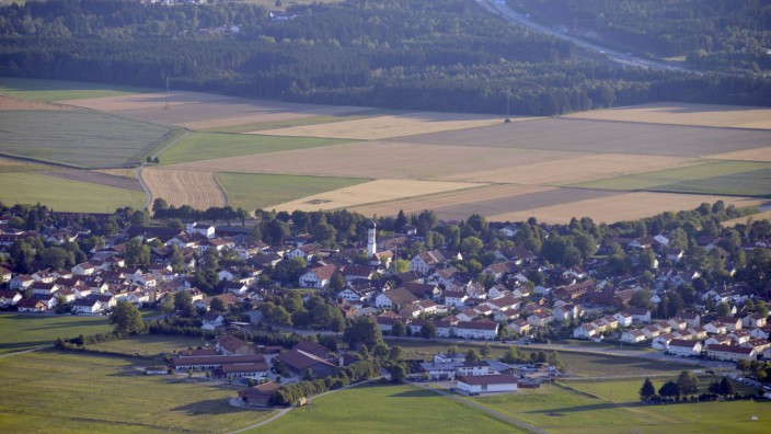 Ortsentwicklung in Hohenbrunn: Bisher endet Hohenbrunn abrupt an der Bahnlinie (auf dem Luftbild in der Bildmitte)