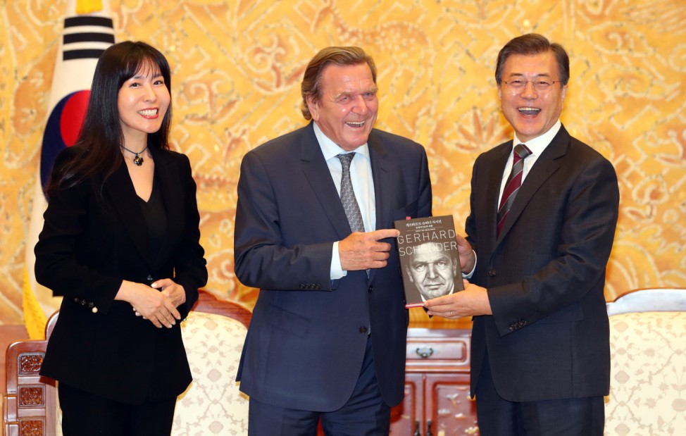 Schröder-Biografie in Südkorea vorgestellt
