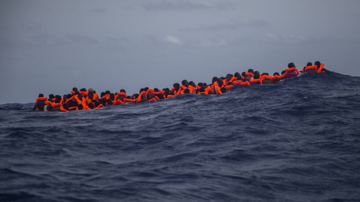 Seenotrettung: Afrikanische Flüchtlinge warten im Sommer 2017 darauf, von der spanischen Hilfsorganisation "Open Arms" vor der libyschen Küste aus dem Mittelmeer gerettet und nach Europa gebracht zu werden.