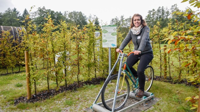 Jugendsiedlung Hochland: Der Natur und Umwelt zuliebe steigt die Leiterin der Umweltstadtion der Jugendsiedlung Hochland, Katharina Horvat, gerne mal aufs Fahrrad, wie hier im Buchenhecken-Labyrinth auf dem Gelände in Königsdorf.