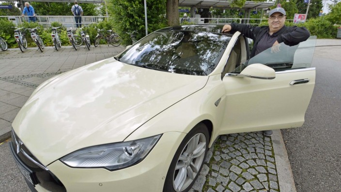 Fürstenfeldbruck: Bei den E-Mobil-Tagen wird am Freitagabend über Tesla-Taxis gesprochen. Alfredo Salerno aus Germering fährt seine Gäste mit einem Tesla.