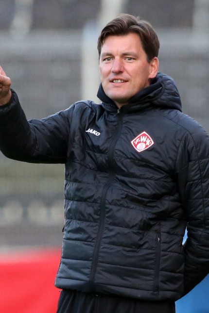 v li Trainer Stephan Schmidt FC Würzburger Kickers gibt Anweisungen gestikuliert mit den Armen