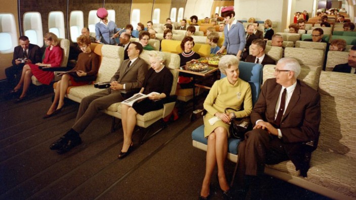 Billig-Airlines: Beinfreiheit in den Sechzigern: An Bord einer Boeing, als das Fliegen noch elitär war.