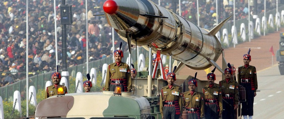 Abrüstung: Eine atomwaffenfähige Mittelstreckenrakete auf einer Militärparade in Indien: Die Konfrontation der USA mit Nordkorea kann zu einem neuen Rüstungswettlauf in Asien führen, der das regionale Gleichgewicht aus den Fugen bringt.
