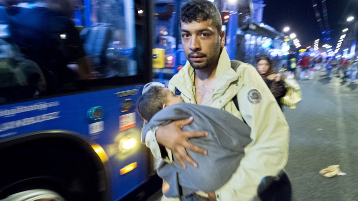 Ungarn schickt Flüchtlinge in Bussen zur Grenze