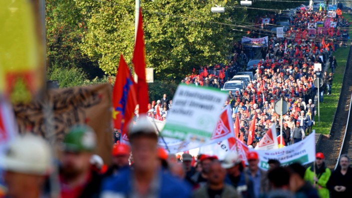 Thyssenkrupp: Laut Angaben von Arbeitervertretern haben sich bis zu 7000 Thyssenkrupp-Angestellte in Bochum versammelt, um gegen die Fusionspläne mit dem indischen Tata-Konzern zu protestieren.