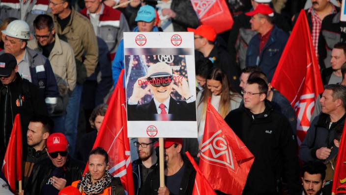 Thyssenkrupp steel workers hold protest rally in Bochum