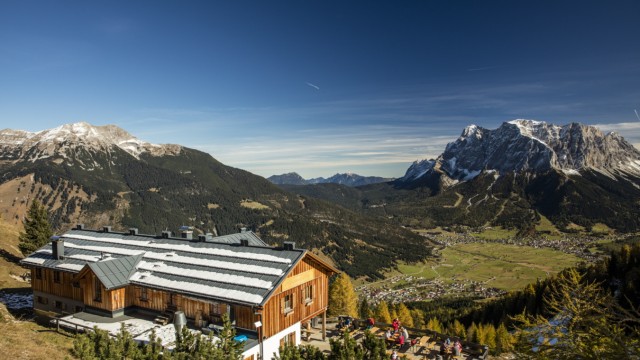 Tourentipps in der Region: Die Wolfratshauser Hütte liegt gegenüber der Zugspitze.