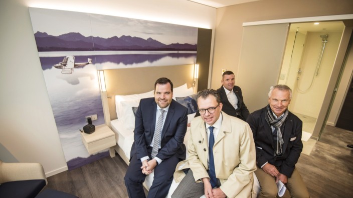 Gilching: Vier Mann auf einem Bett: Hoteldirektor Arnulf Daxer (v.li.), Marriott-Manager Jörn Heinrich (hinten) und die beiden Geschäftsführer der Gesellschaft für Wirtschaftsentwicklung, Christoph Winkelkötter und Klaus Götzl.