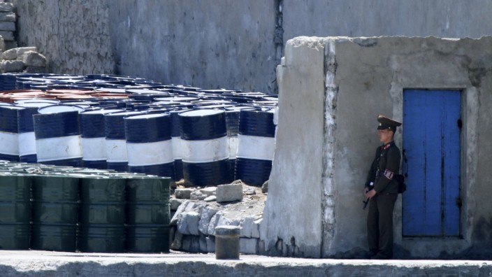 Sanktionen: Ein nordkoreanischer Soldat bewacht eine Öllieferung. Nun deckelt China seine Lieferungen.
