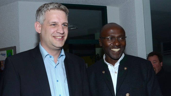 Bürgermeisterwahl: Christian Blatt (links) strahlt gemeinsam mit Joseph Ndogmo.