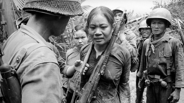 Dokuserie "Vietnam": Klima der Angst: Die südvietnamesische Armee stellt eine Soldatin zur Rede, die verdächtigt wird, dem Vietcong anzugehören.