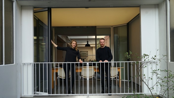 Start-up: Flexible Lösung: Lisbeth Fischbacher und Daniel Hoheneder auf ihrem Balkon respektive in ihrem Büro in der Maxvorstadt.