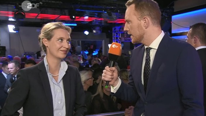 Bundestagswahl: Wir müssen reden: Die AfD-Spitzenkandidatin Alice Weidel am Wahlabend im Interview mit einem ZDF-Reporter.