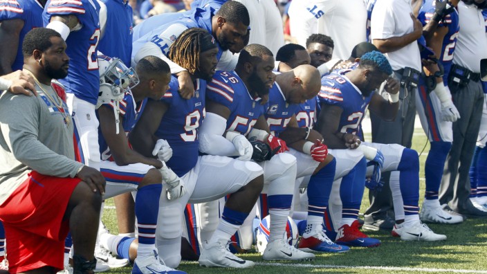 Trump gegen NFL-Spieler: Zeichen des Protests: Immer mehr Spieler der amerikanischen National Football League (NFL) stehen während der Nationalhymne nicht mehr - sondern knien sich hin.