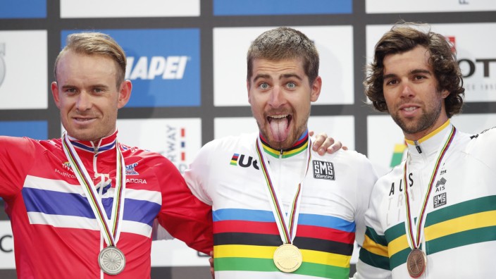 Radsport: Clown und Champion - Peter Sagan (Mitte) ist zum dritten Mal in Folge Rad-Weltmeister.